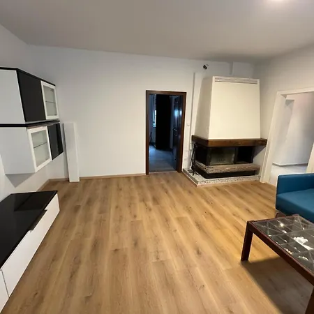 Sunlit With Garden, Next To Station, Vienna فوسندورف