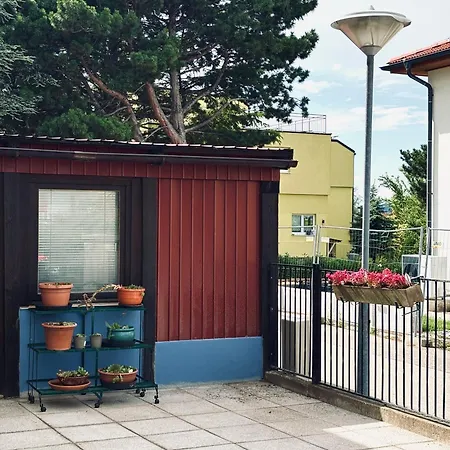 Sunlit With Garden, Next To Station, Vienna فوسندورف