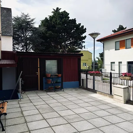 Sunlit With Garden, Next To Station, Vienna * فوسندورف