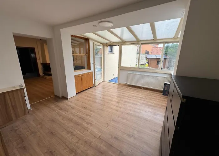 Sunlit With Garden, Next To Station, Vienna Apartman